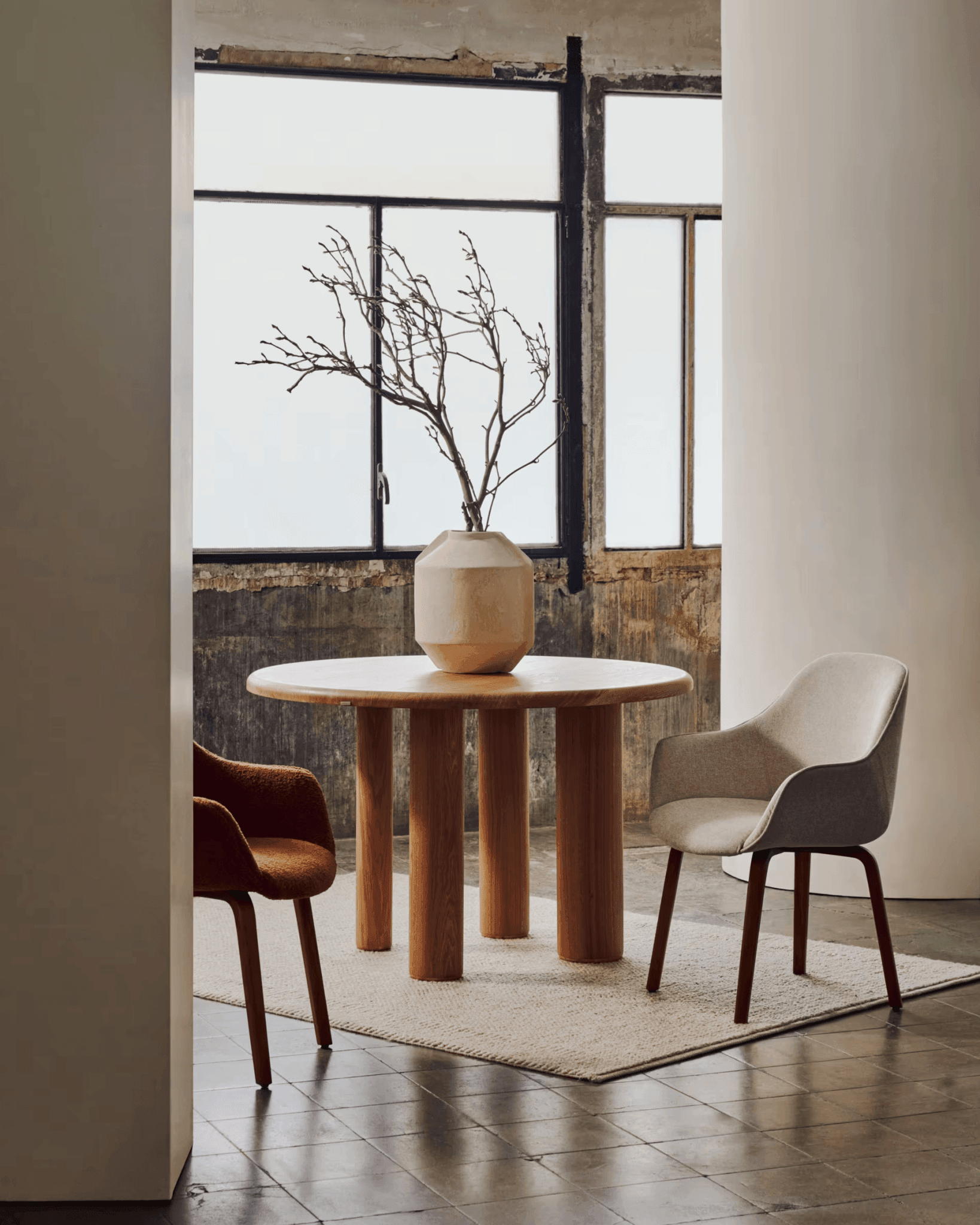 Krzesło ALELI biały boucle z drewnianą podstawą La Forma Eye on Design