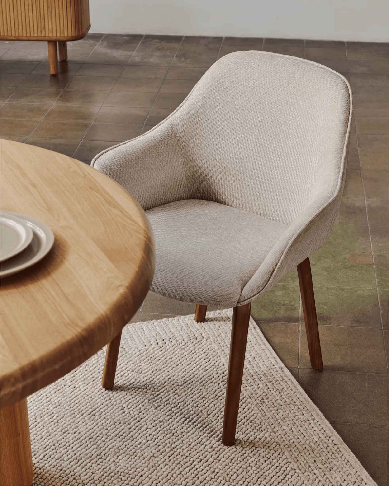 Krzesło ALELI biały boucle z drewnianą podstawą La Forma Eye on Design