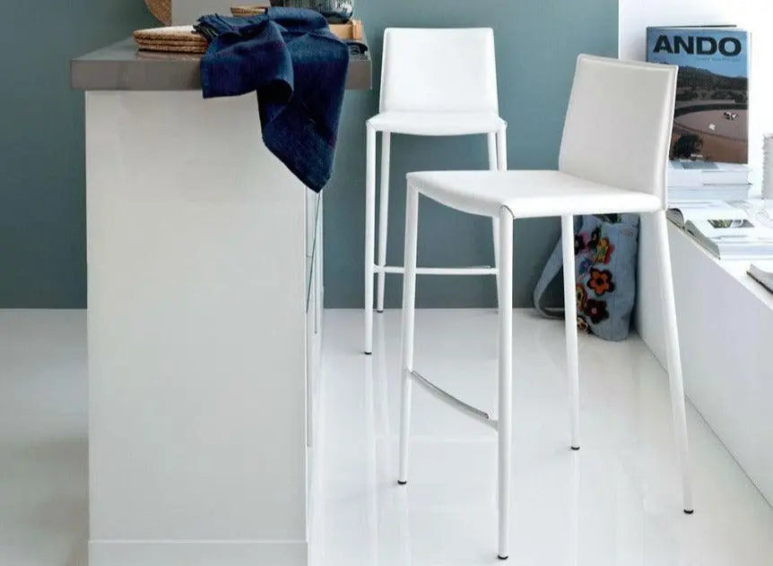 Krzesło barowe AIDA taupe – styl minimalistyczny