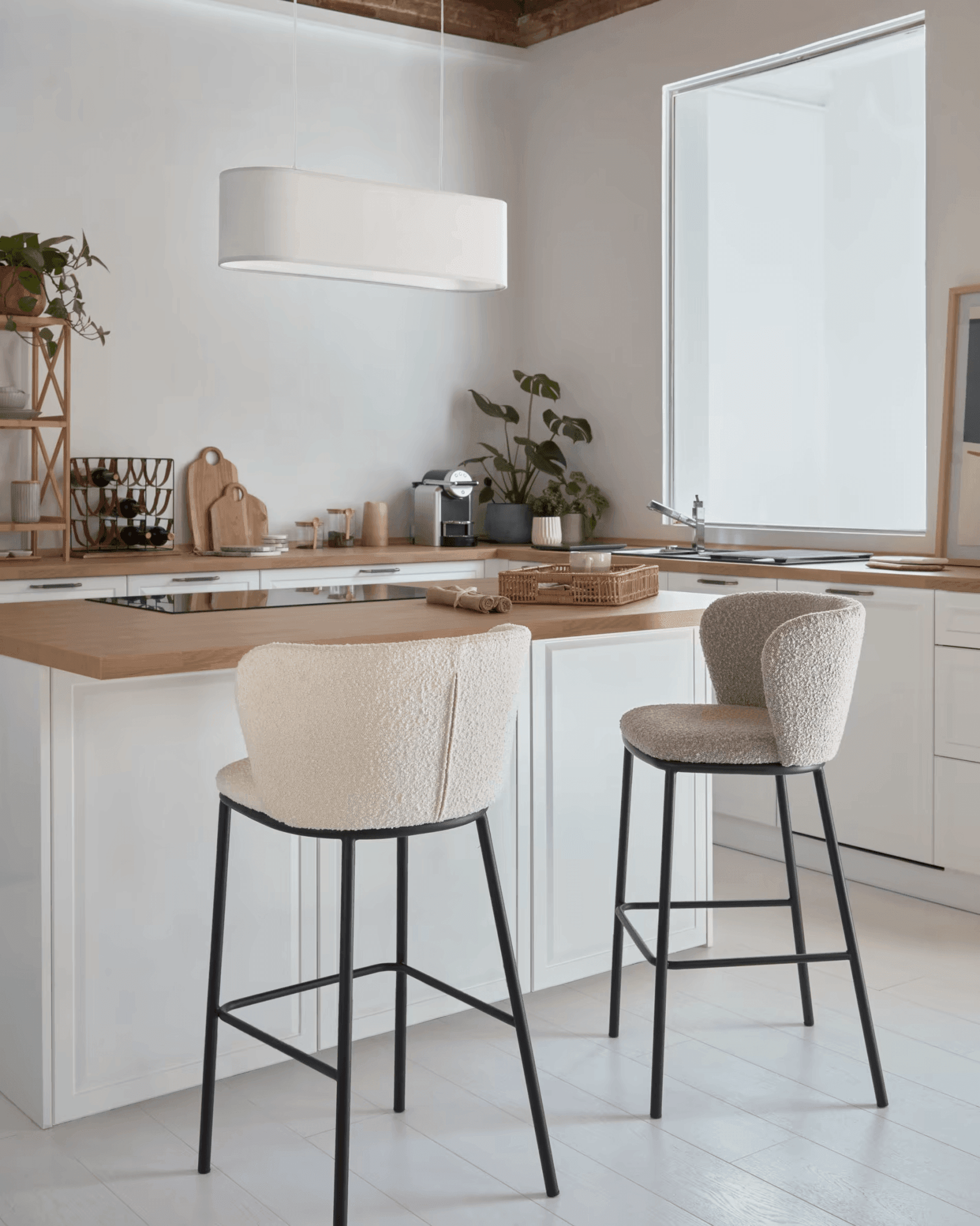 Krzesło barowe CISELIA biały boucle La Forma Eye on Design