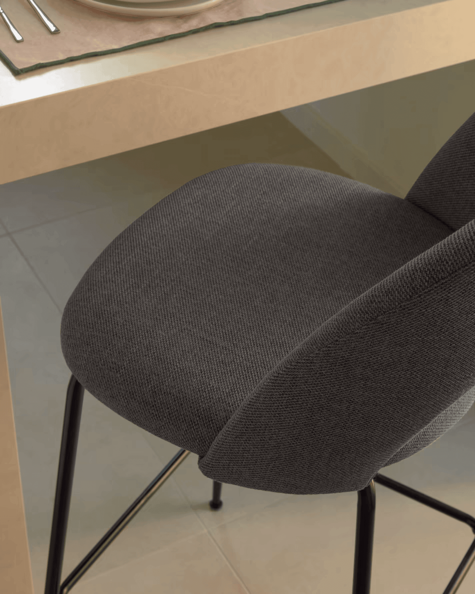 Krzesło barowe MAHALIA ciemnoszary La Forma Eye on Design