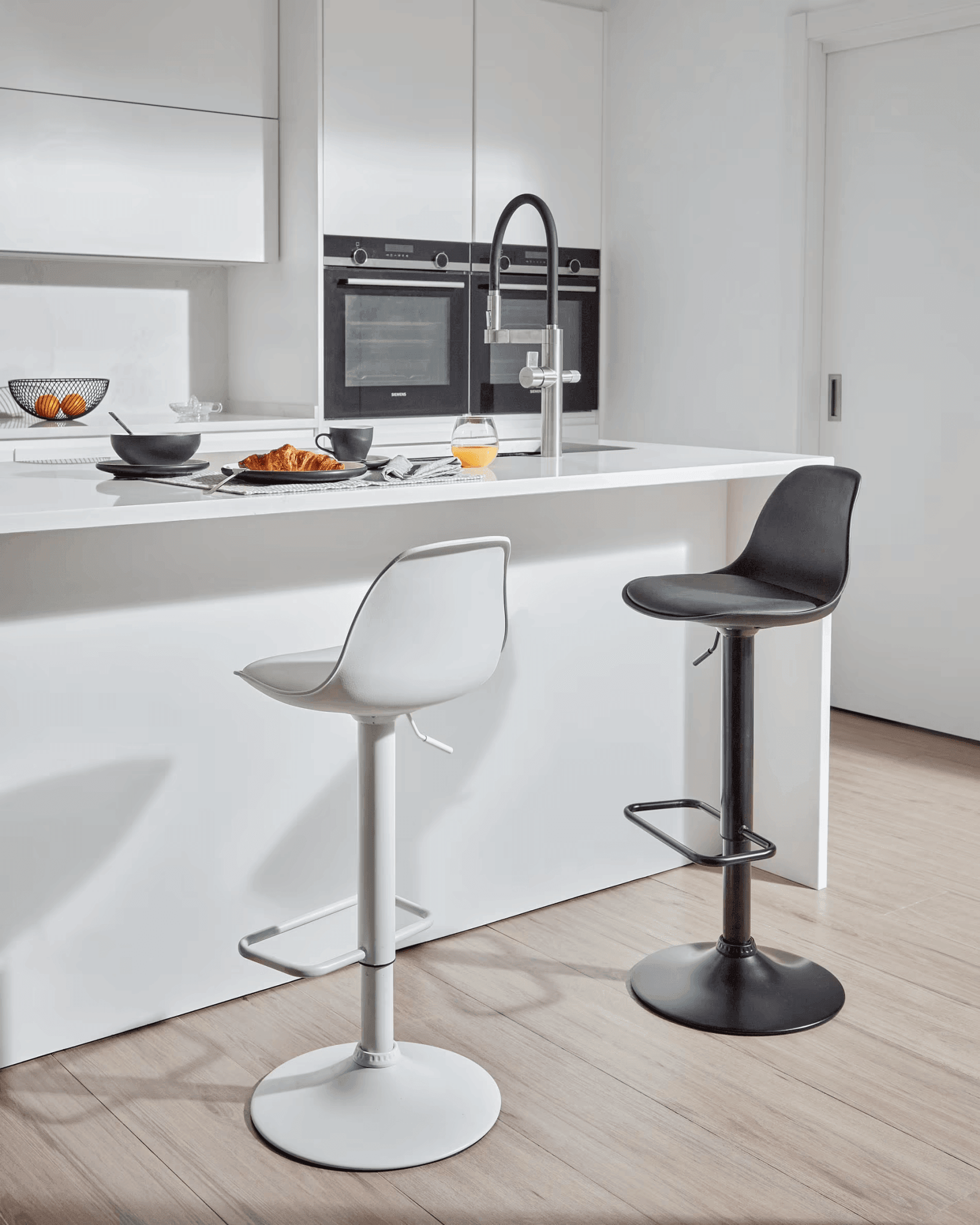 Krzesło barowe ORLANDO-T biały La Forma Eye on Design