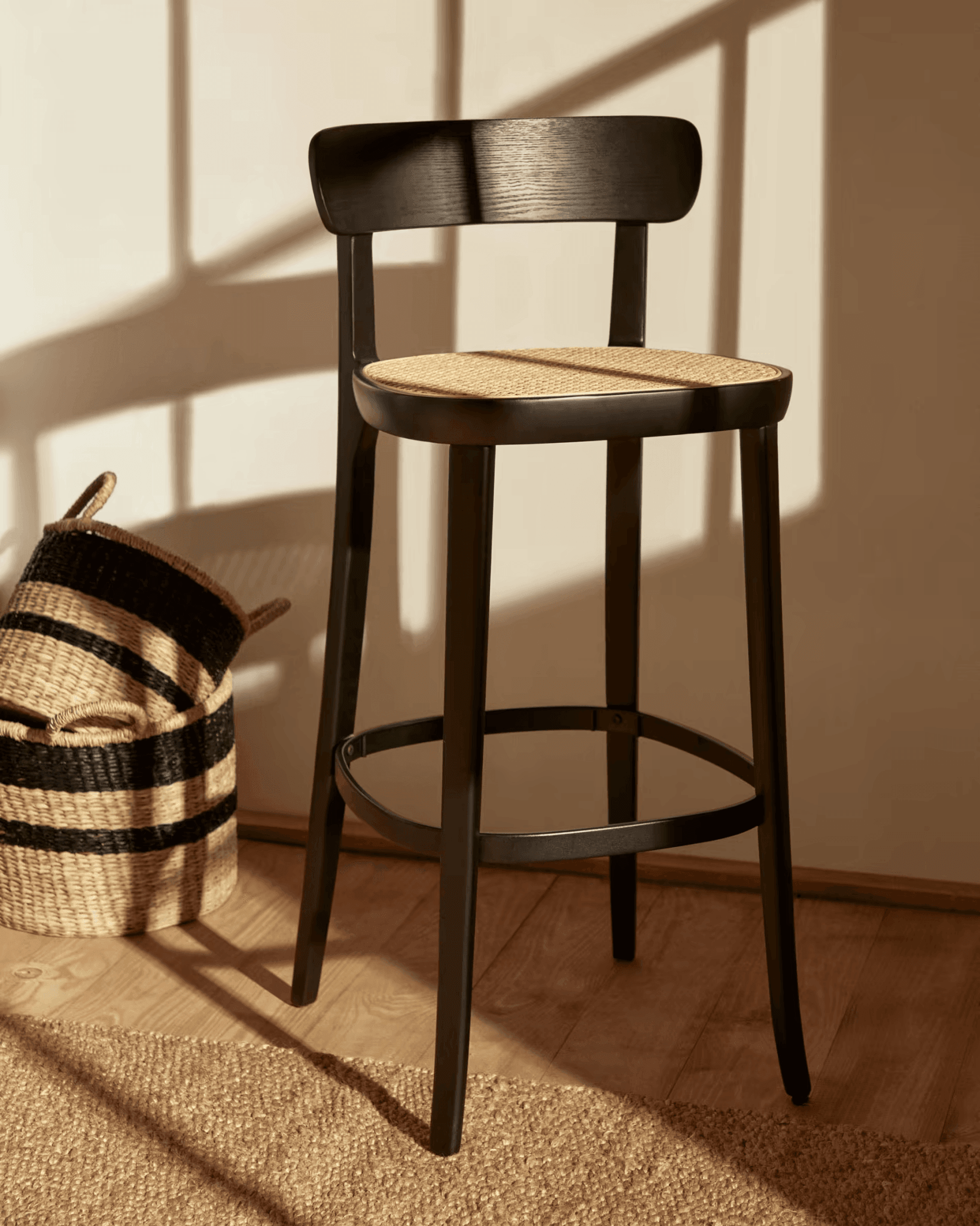 Krzesło barowe ROMANE czarne drewno bukowe La Forma Eye on Design