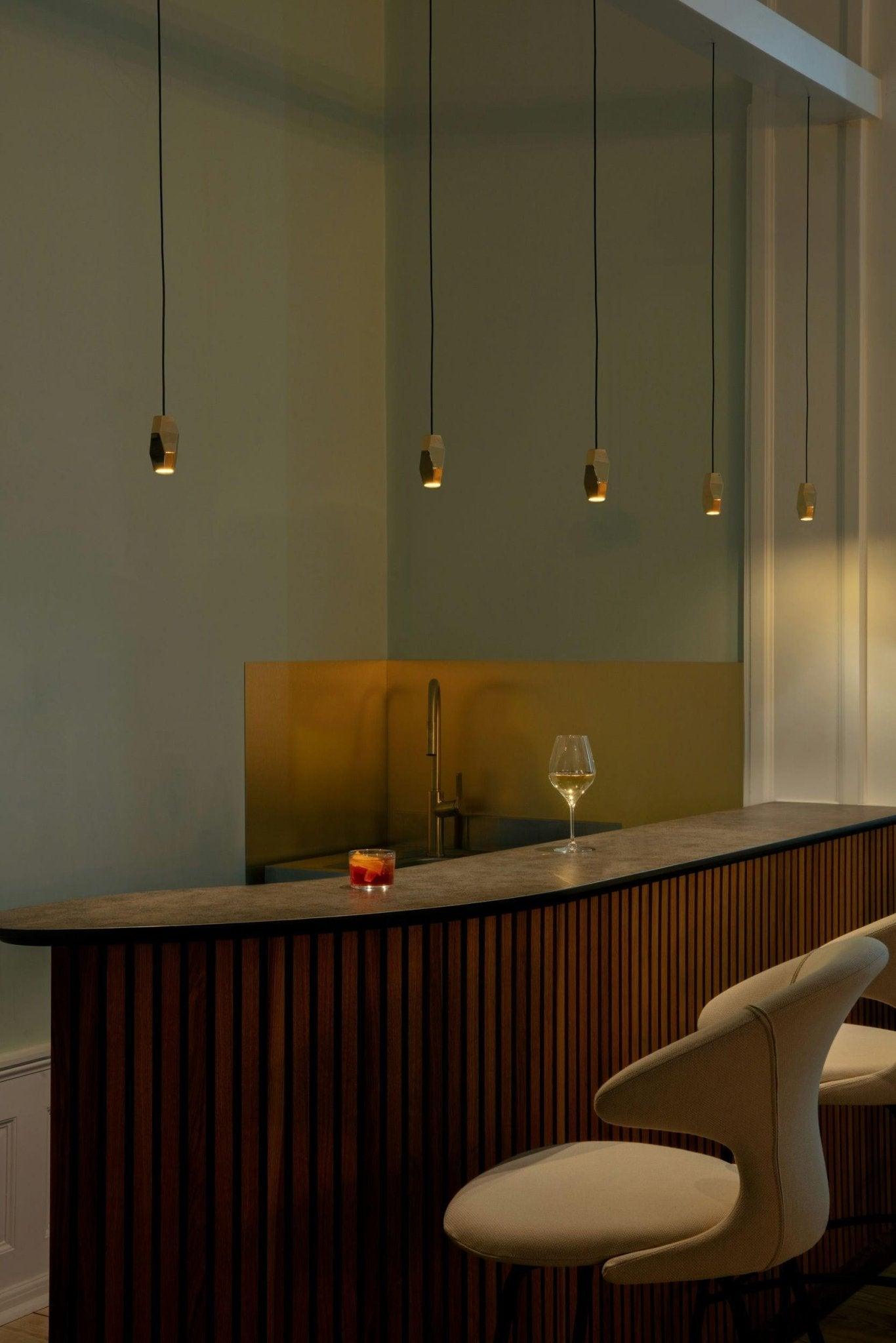 Krzesło barowe TIME FLIES niebieski z czarną podstawą UMAGE Eye on Design