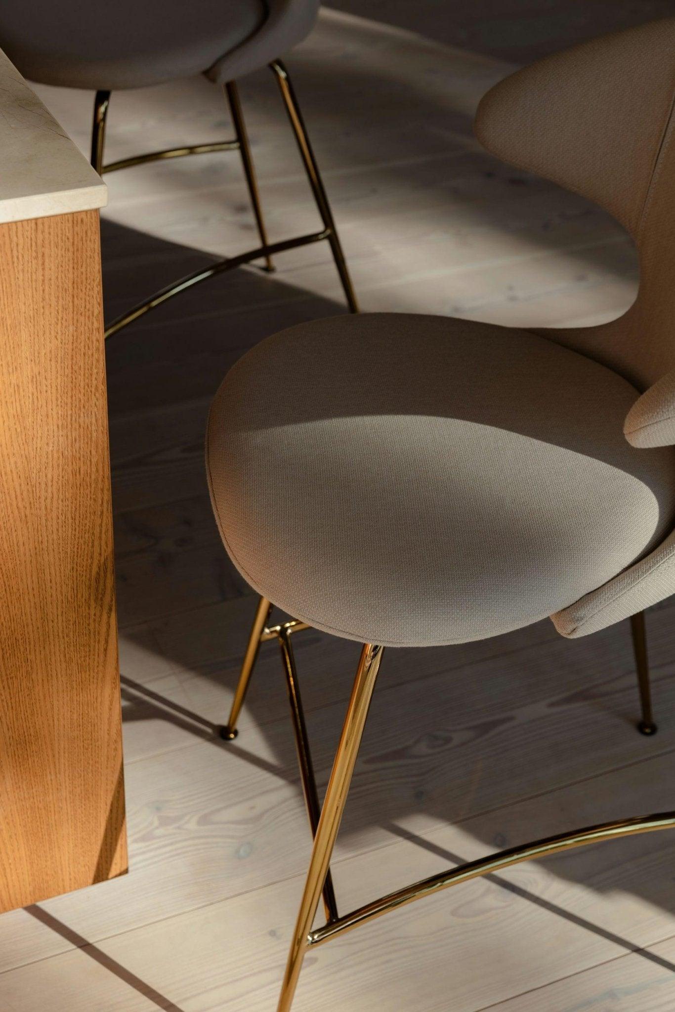 Krzesło barowe TIME FLIES szafranowy ze złotą podstawą UMAGE Eye on Design