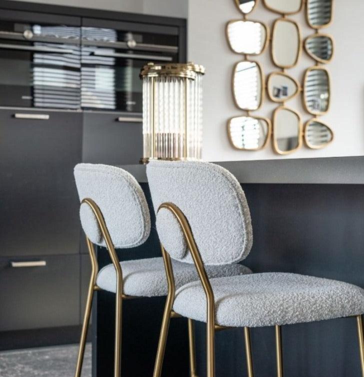 Krzesło barowe XENIA biały bouclé Richmond Interiors Eye on Design