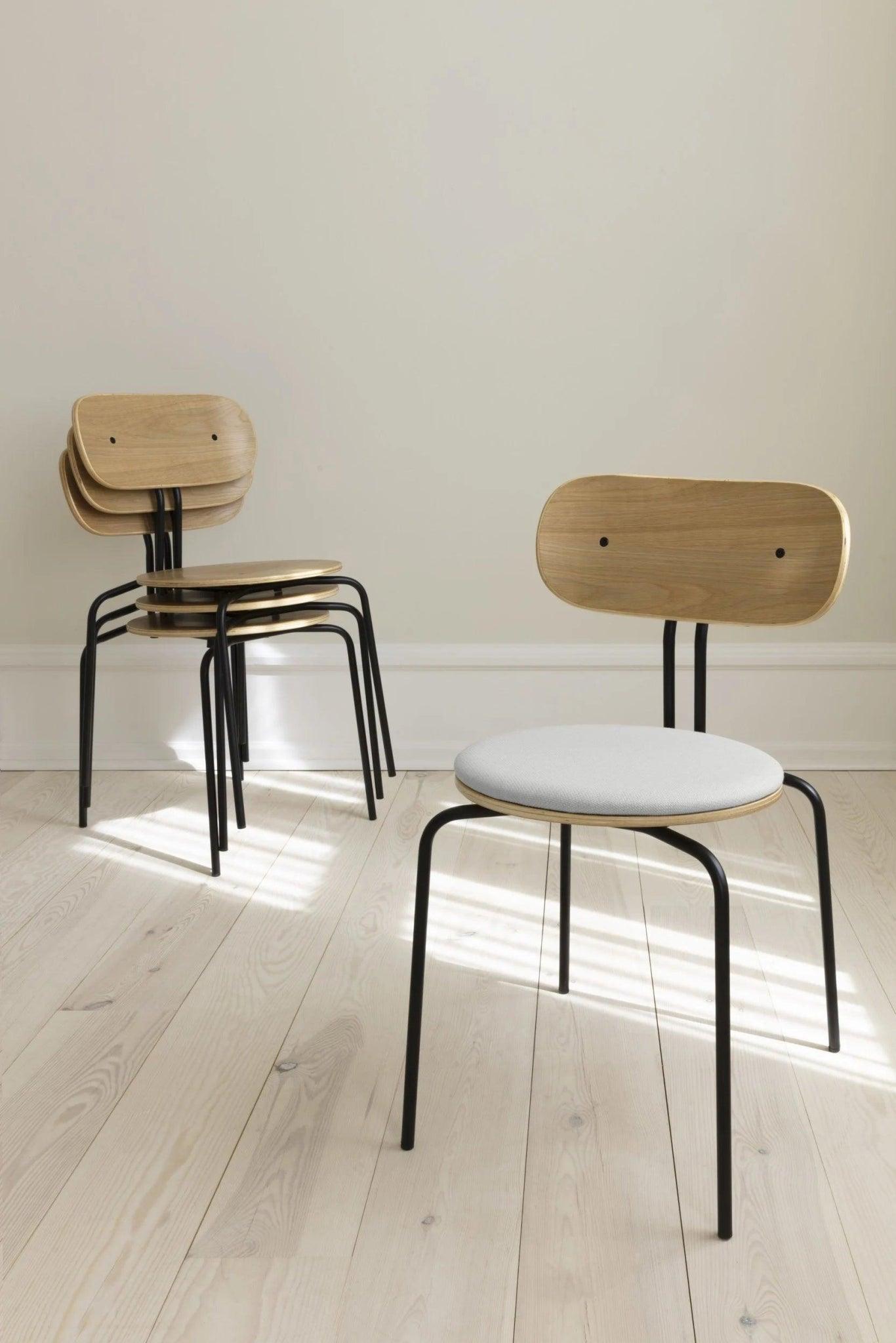Krzesło CURIOUS beżowy z czarną podstawą UMAGE Eye on Design