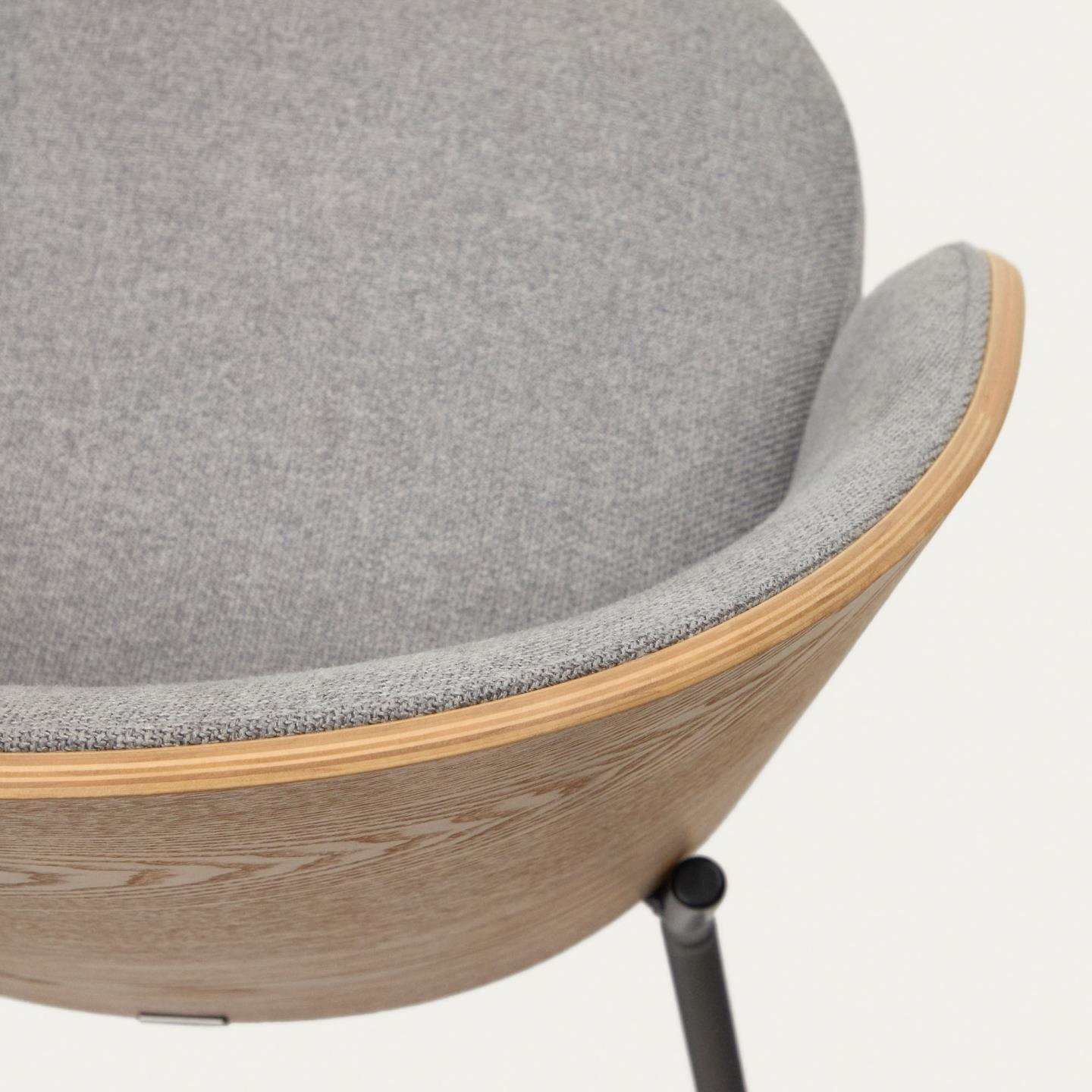 Krzesło EAMY jasnoszary z jesionowym wykończeniem La Forma Eye on Design