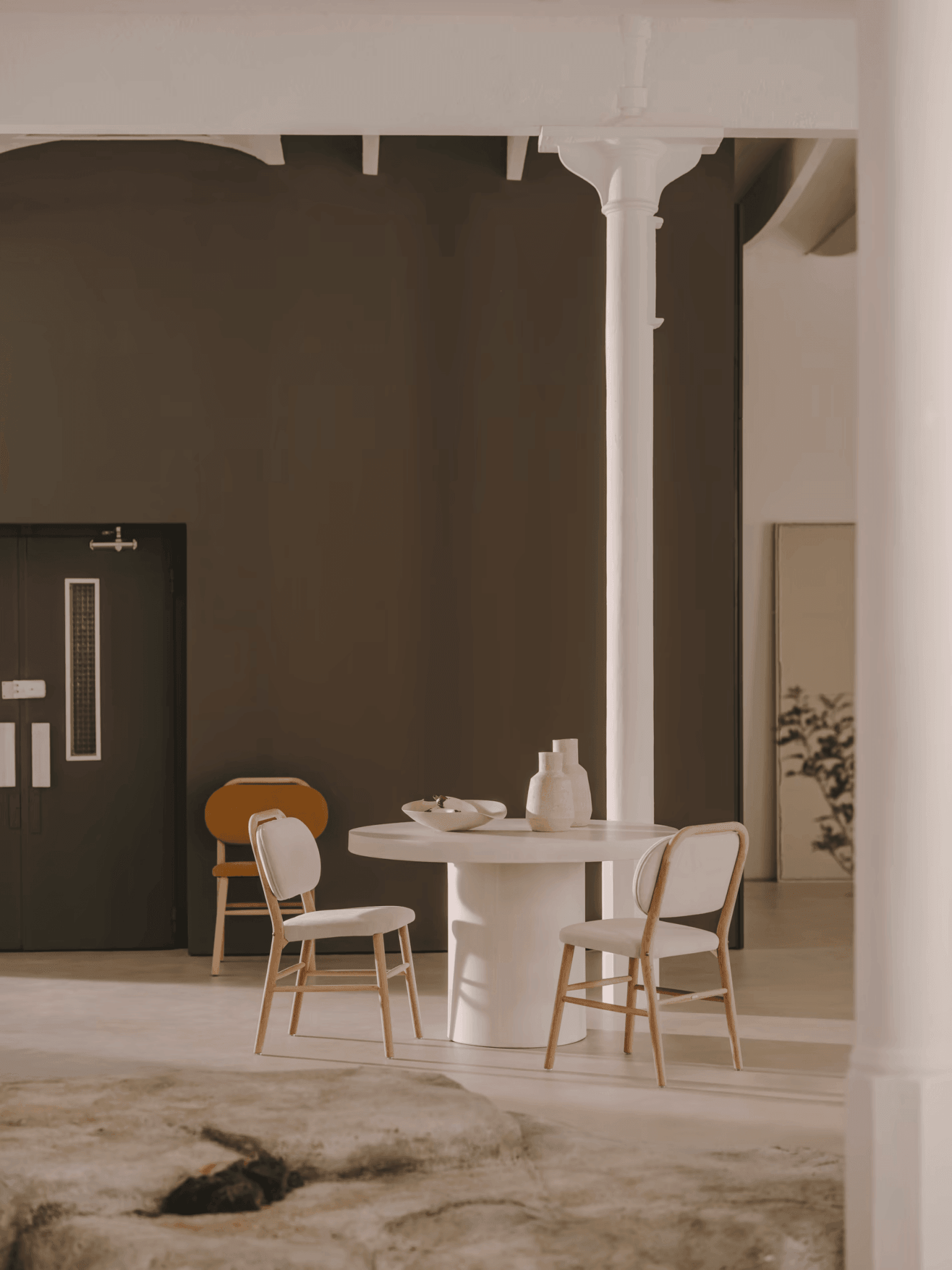 Krzesło HELDA beżowy szenil z drewnianą podstawą La Forma Eye on Design