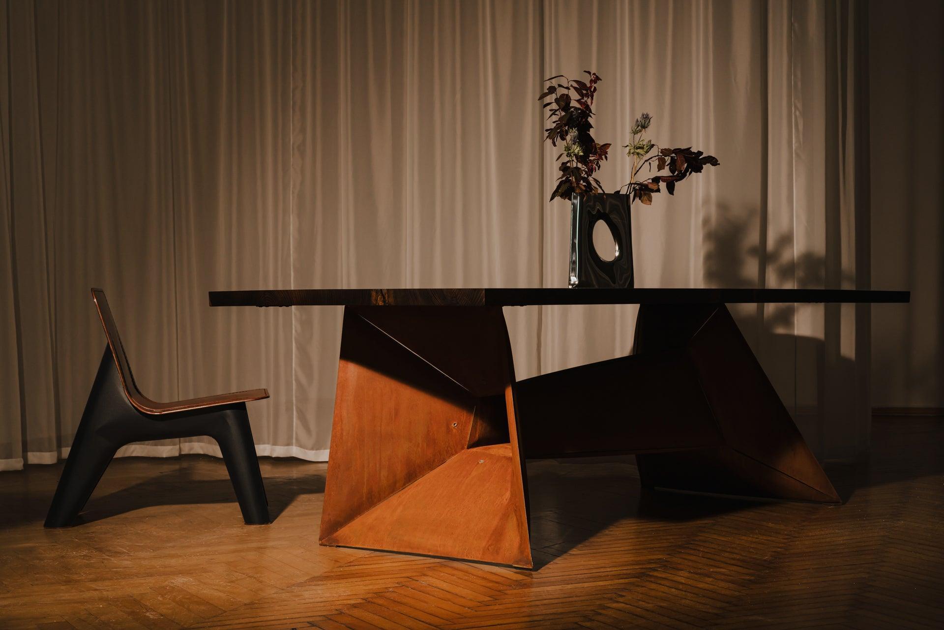 Krzesło J-CHAIR grafitowo-szary mat z koniakowym wykończeniem Zieta Studio Eye on Design