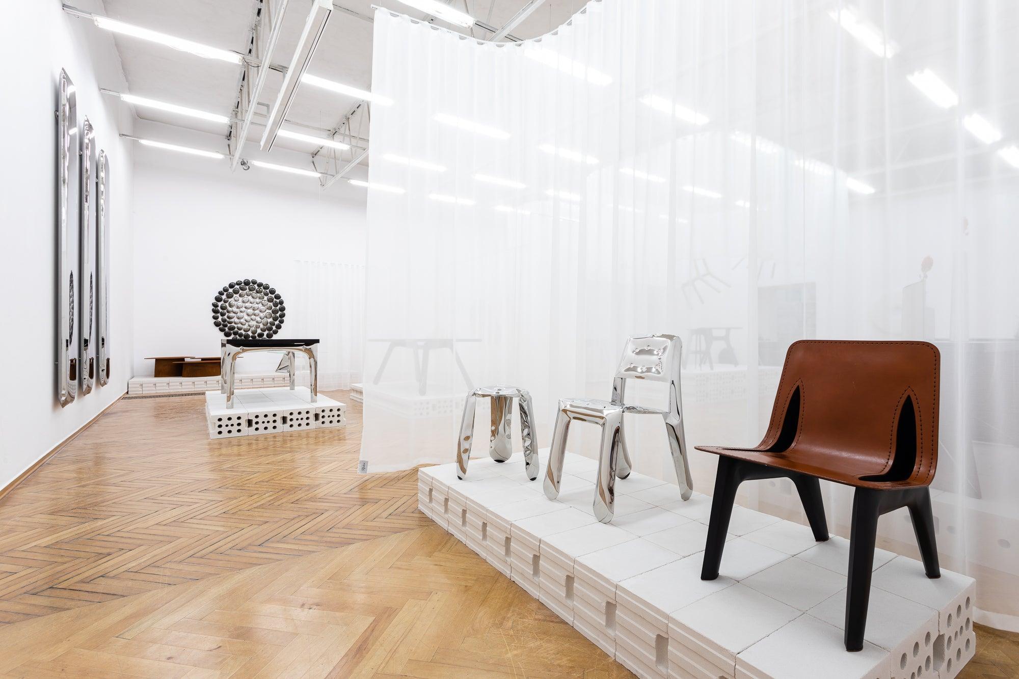 Krzesło J-CHAIR grafitowo-szary mat z koniakowym wykończeniem Zieta Studio Eye on Design