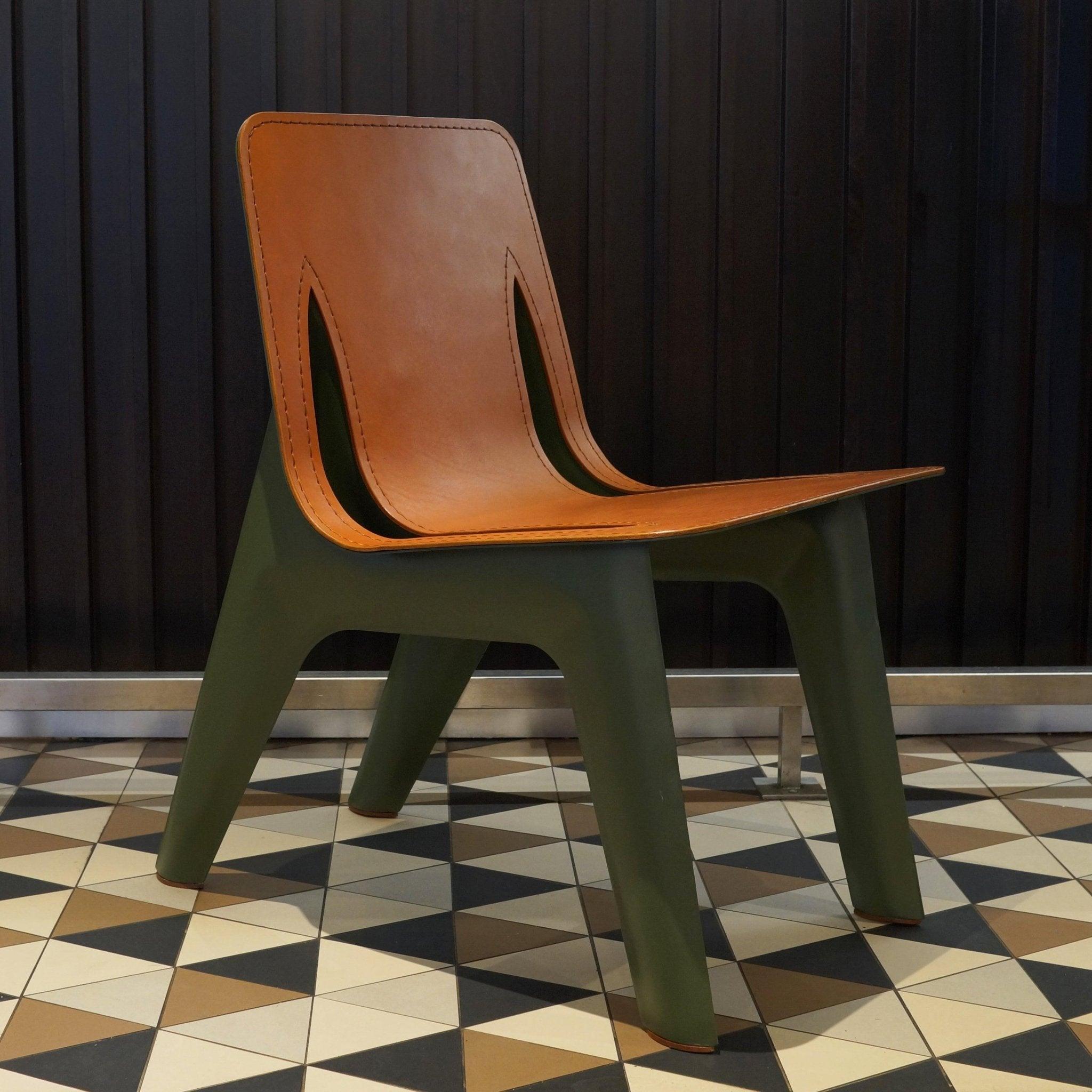 Krzesło J-CHAIR oliwkowy mat z koniakowym wykończeniem Zieta Studio Eye on Design