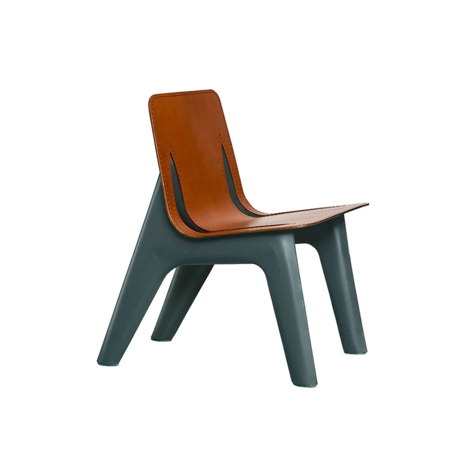 Krzesło J-CHAIR szaroniebieski mat z koniakowym wykończeniem Zieta Studio Eye on Design