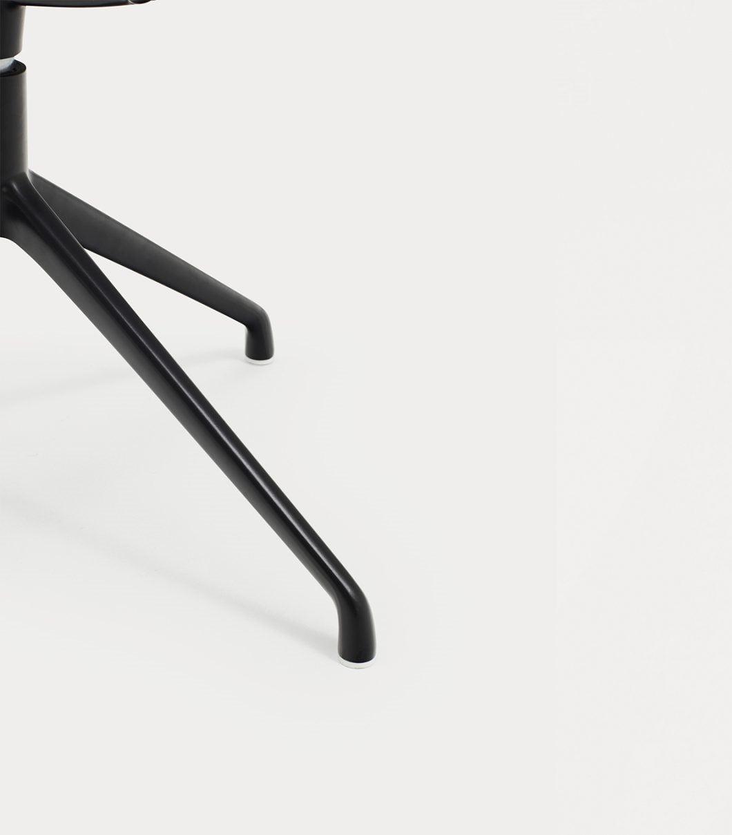 Krzesło obrotowe MOGI jasnoszary z czarną podstawą Teulat Eye on Design