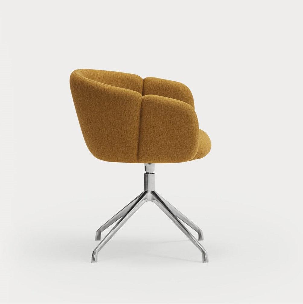 Krzesło obrotowe z podłokietnikami ADD musztardowy z chromowaną podstawą Teulat Eye on Design
