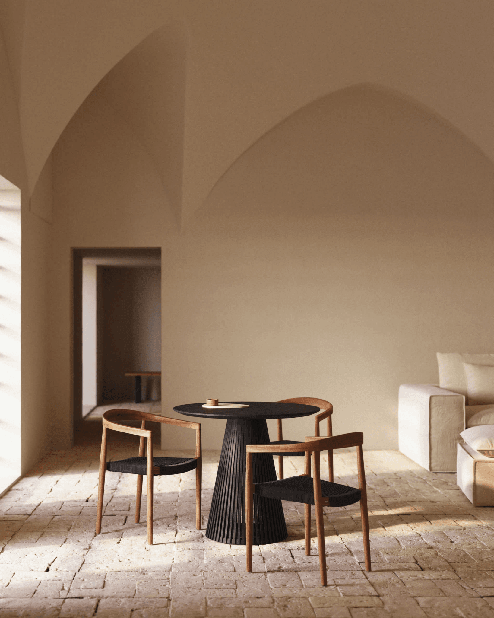 Krzesło ogrodowe YDALIA lite drewno tekowe z czarną liną La Forma Eye on Design