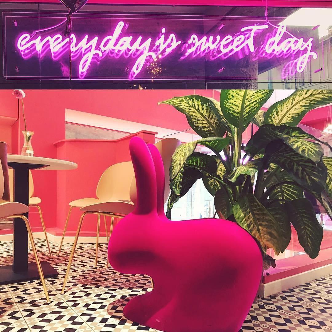 Krzesło RABBIT VELVET czerwony Qeeboo Eye on Design