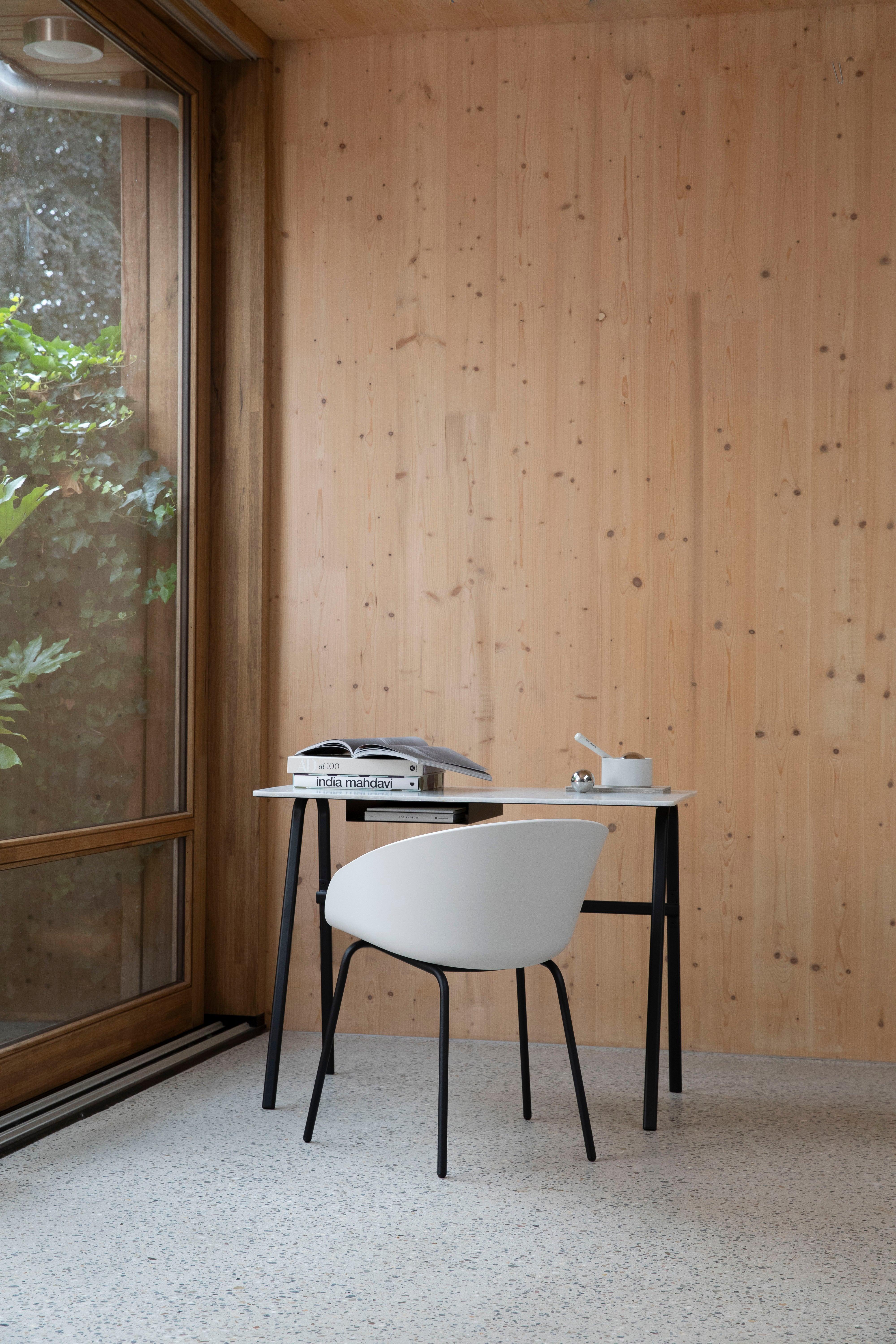 Krzesło VOID biały z czarna podstawą Zuiver Eye on Design