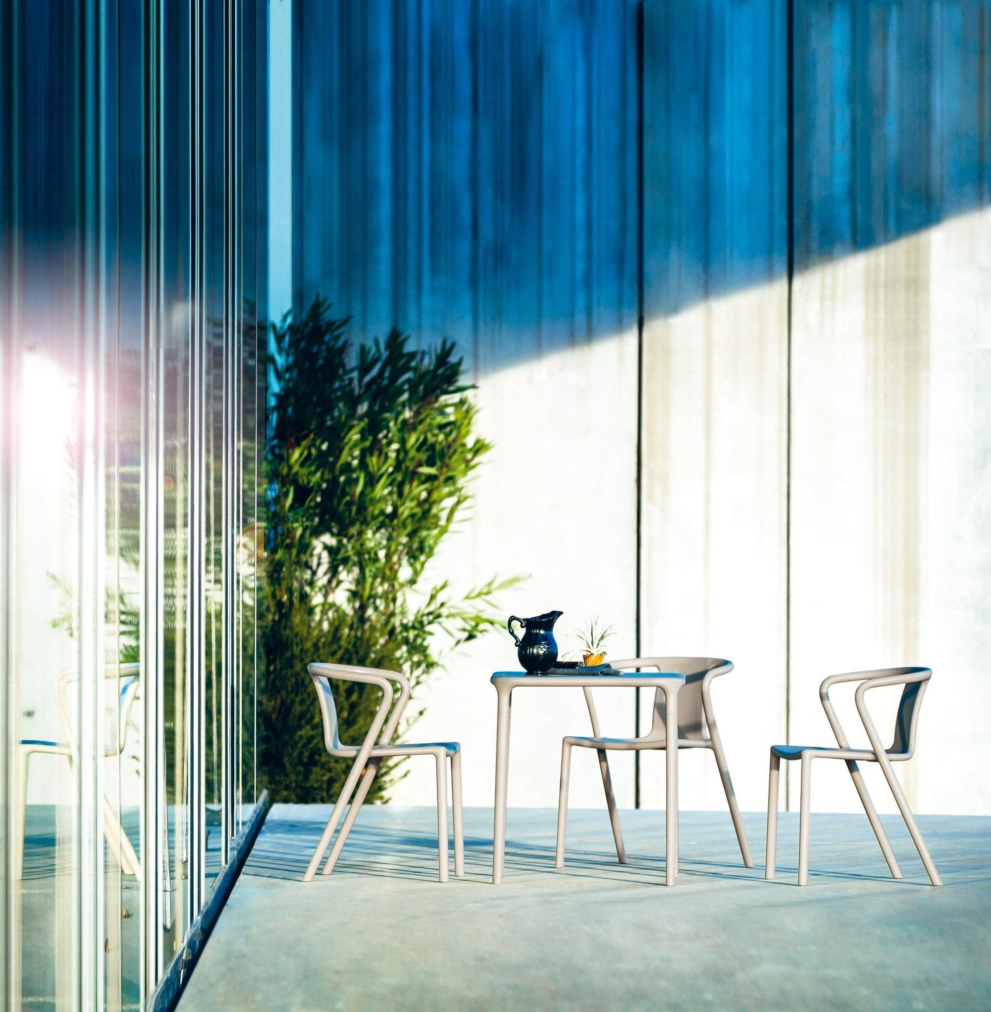 Krzesło z podłokietnikami AIR czarny Magis Eye on Design