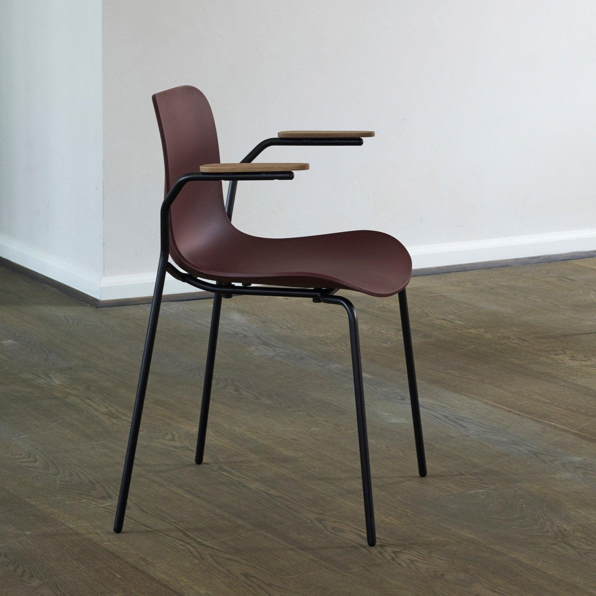 Krzesło z podłokietnikami LANGUE czarny NORR11 Eye on Design