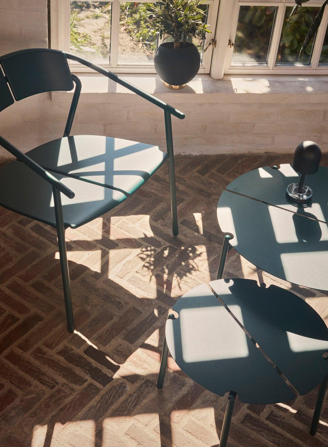 Krzesło z podłokietnikami NOVO czarny AYTM Eye on Design