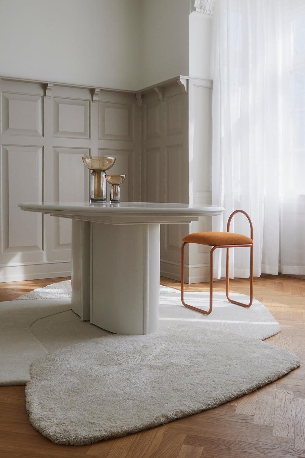 Krzesło z tkaniną boucle ANGUI bursztynowy AYTM Eye on Design