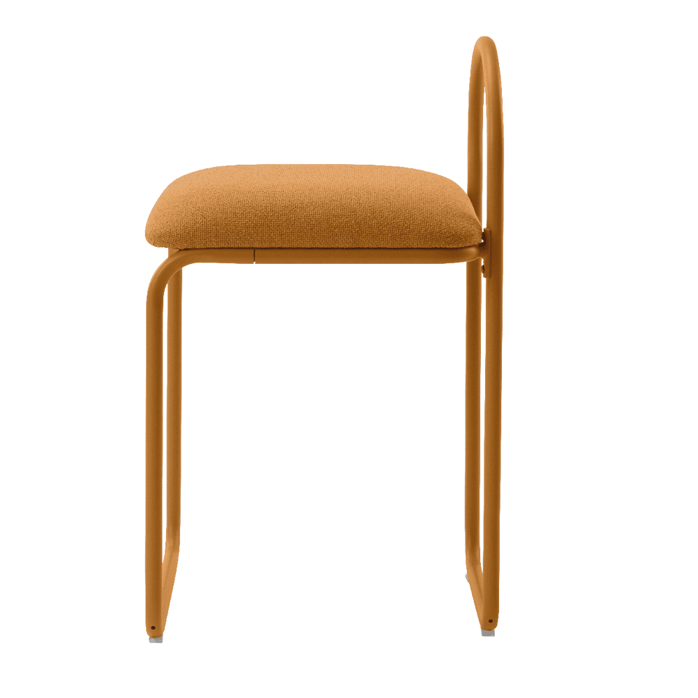 Krzesło z tkaniną boucle ANGUI bursztynowy AYTM Eye on Design