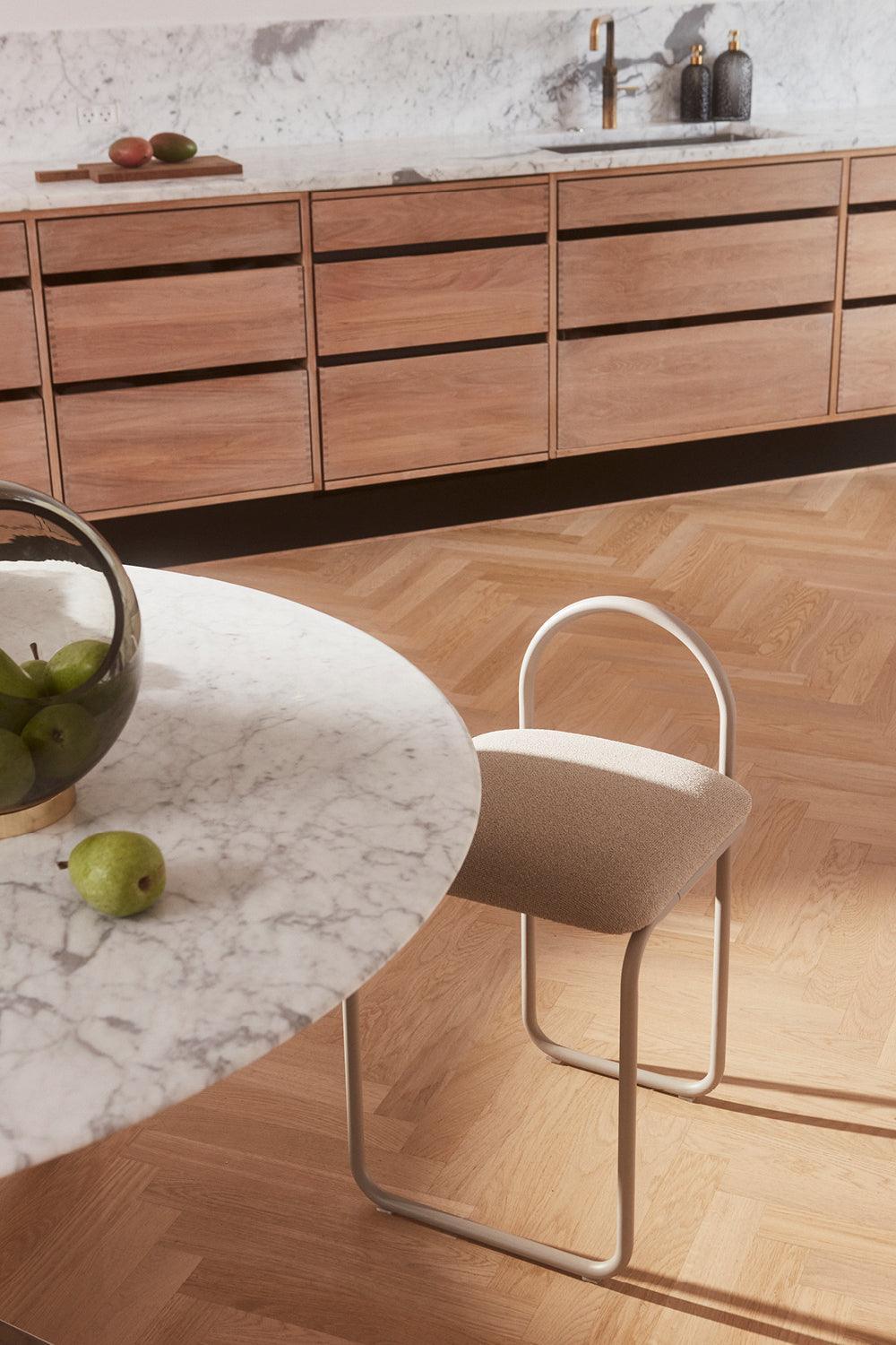 Krzesło z tkaniną boucle ANGUI taupe AYTM Eye on Design