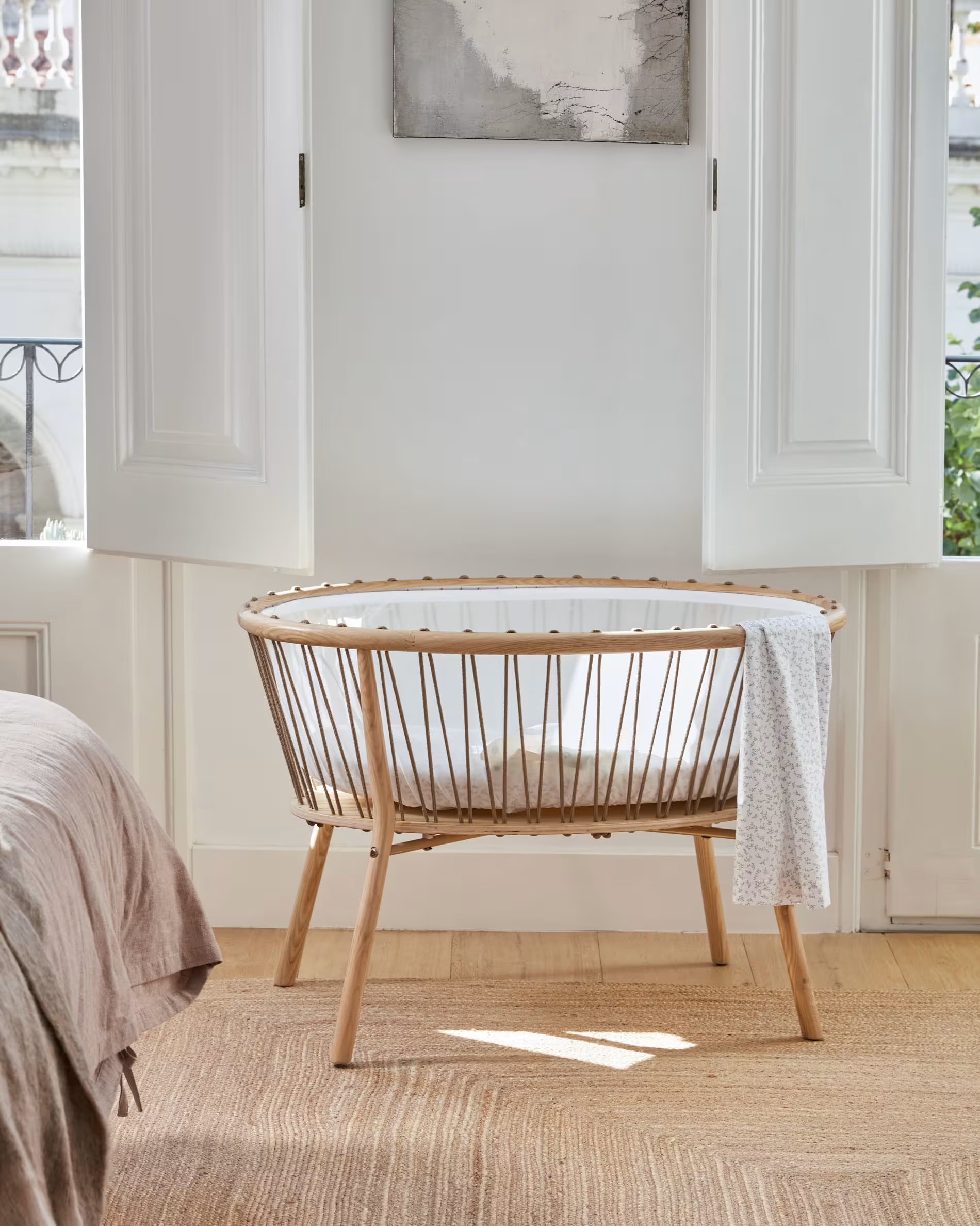 Kosz Mojżesza LEONELA lite drewno jesionowe La Forma Eye on Design