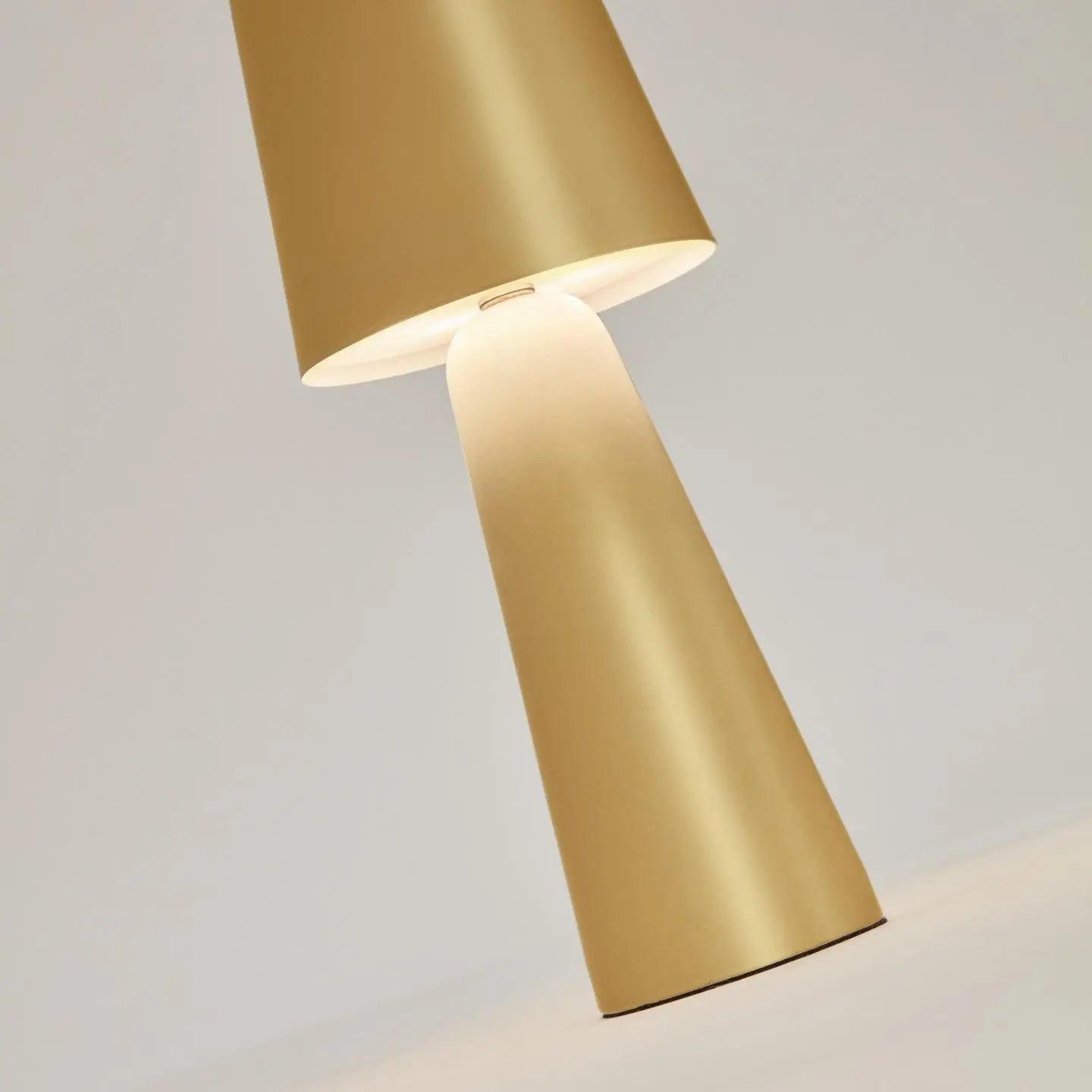 Lampa akumulatorowa ARENYS złoty – metal