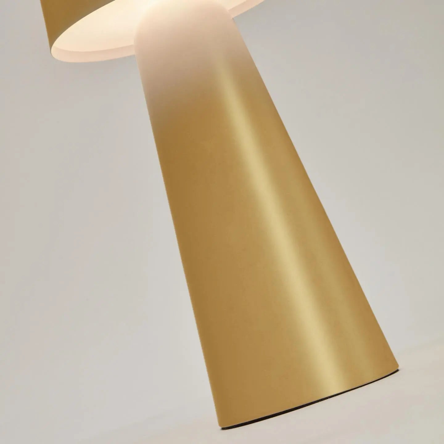 Lampa akumulatorowa ARENYS złoty, marka Kave Home