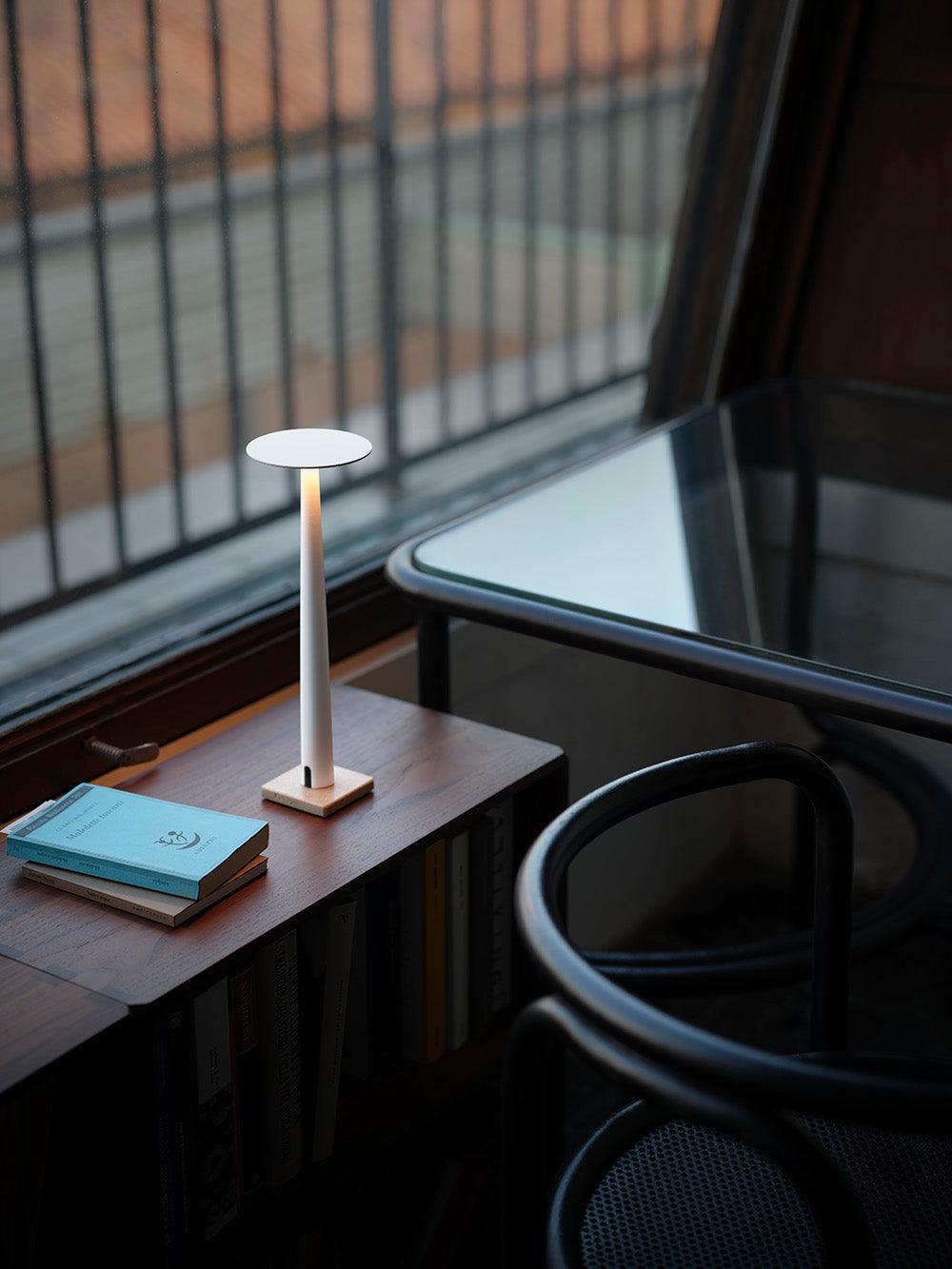 Lampa akumulatorowa PORTOFINO niebieski marmur – styl nowoczesny