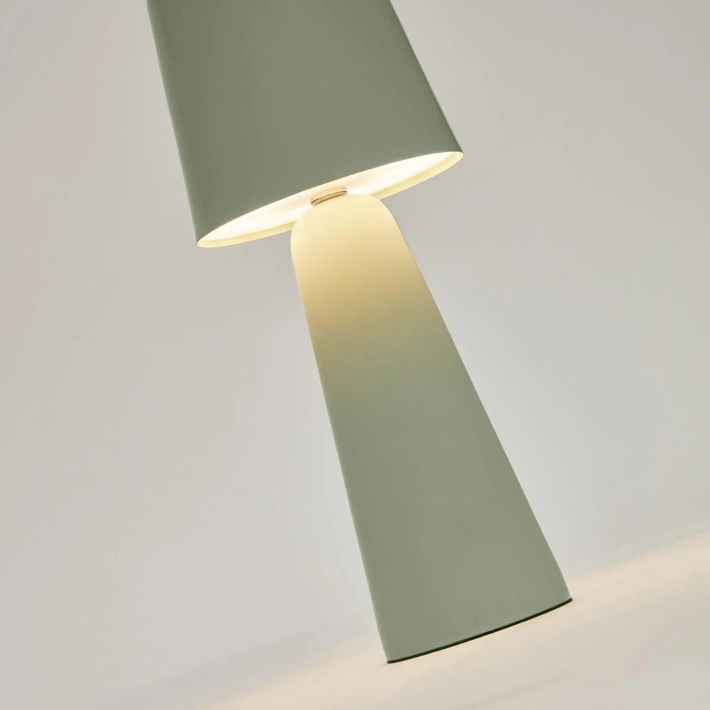 Lampa akumulatorowa zewnętrzna ARENYS jasnozielony na taras i do ogrodu – Kave Home