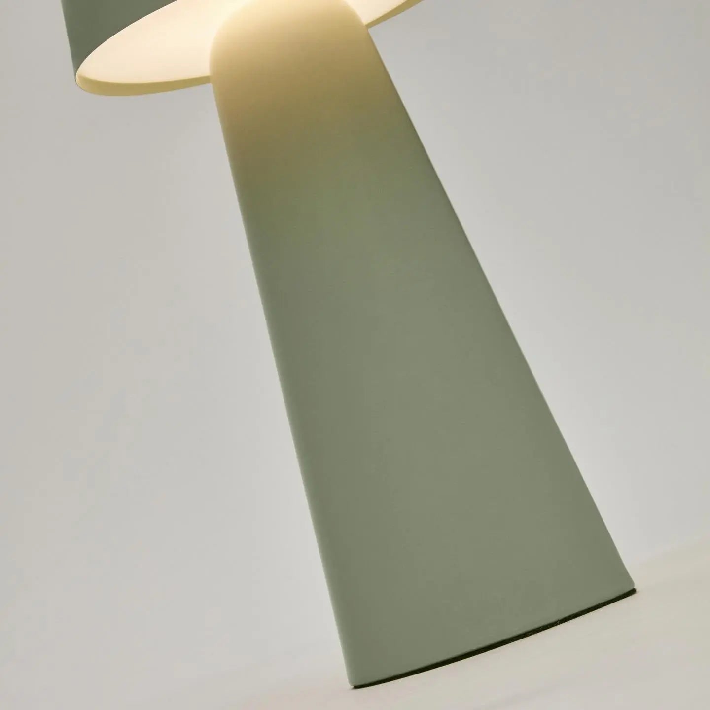 Lampa akumulatorowa zewnętrzna ARENYS jasnozielony, marka Kave Home