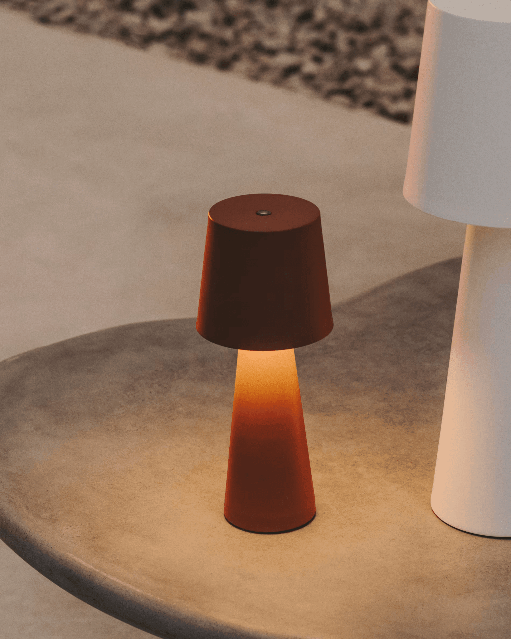 Lampa akumulatorowa zewnętrzna ARENYS terakota na taras i do ogrodu
