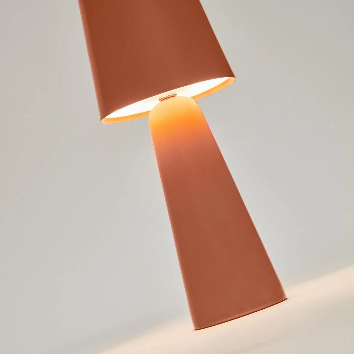 Lampa akumulatorowa zewnętrzna ARENYS terakota na taras i do ogrodu – Kave Home