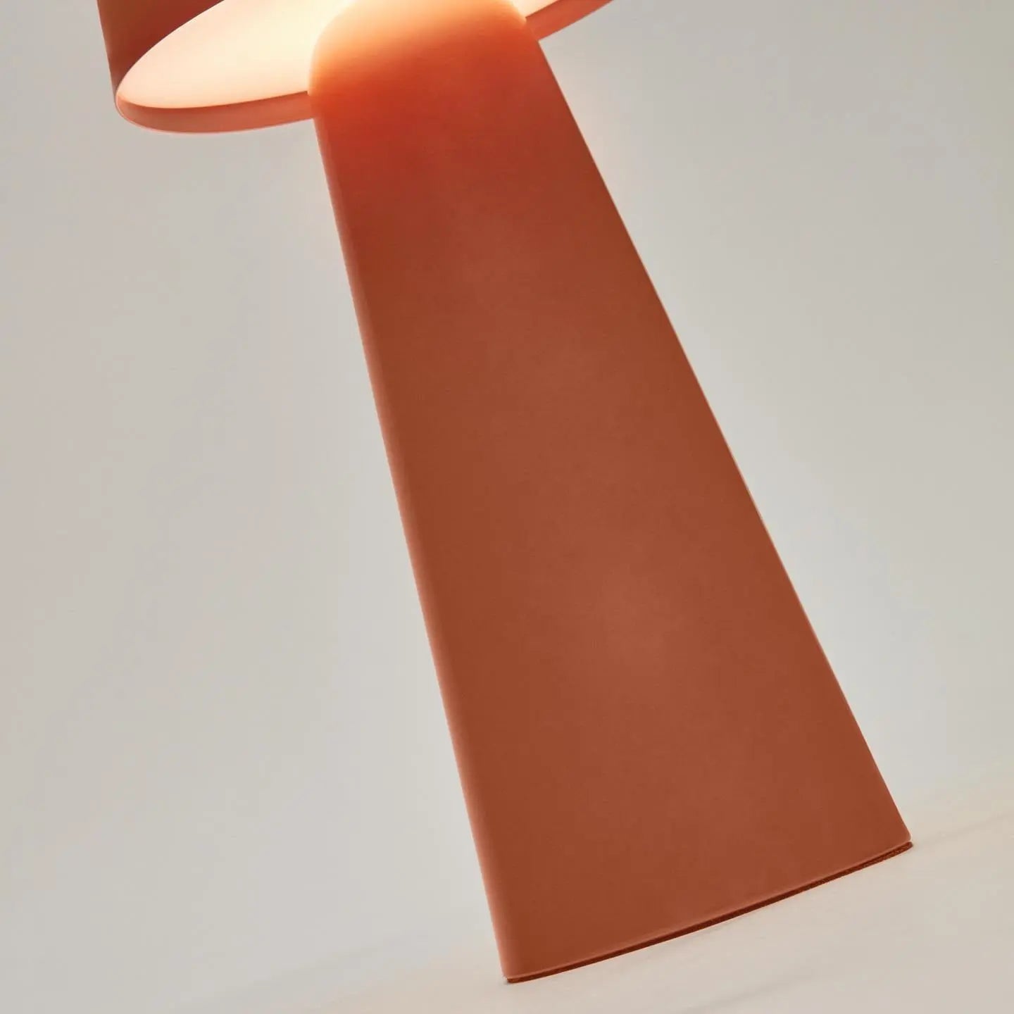 Lampa akumulatorowa zewnętrzna ARENYS terakota na taras i do ogrodu – styl minimalistyczny