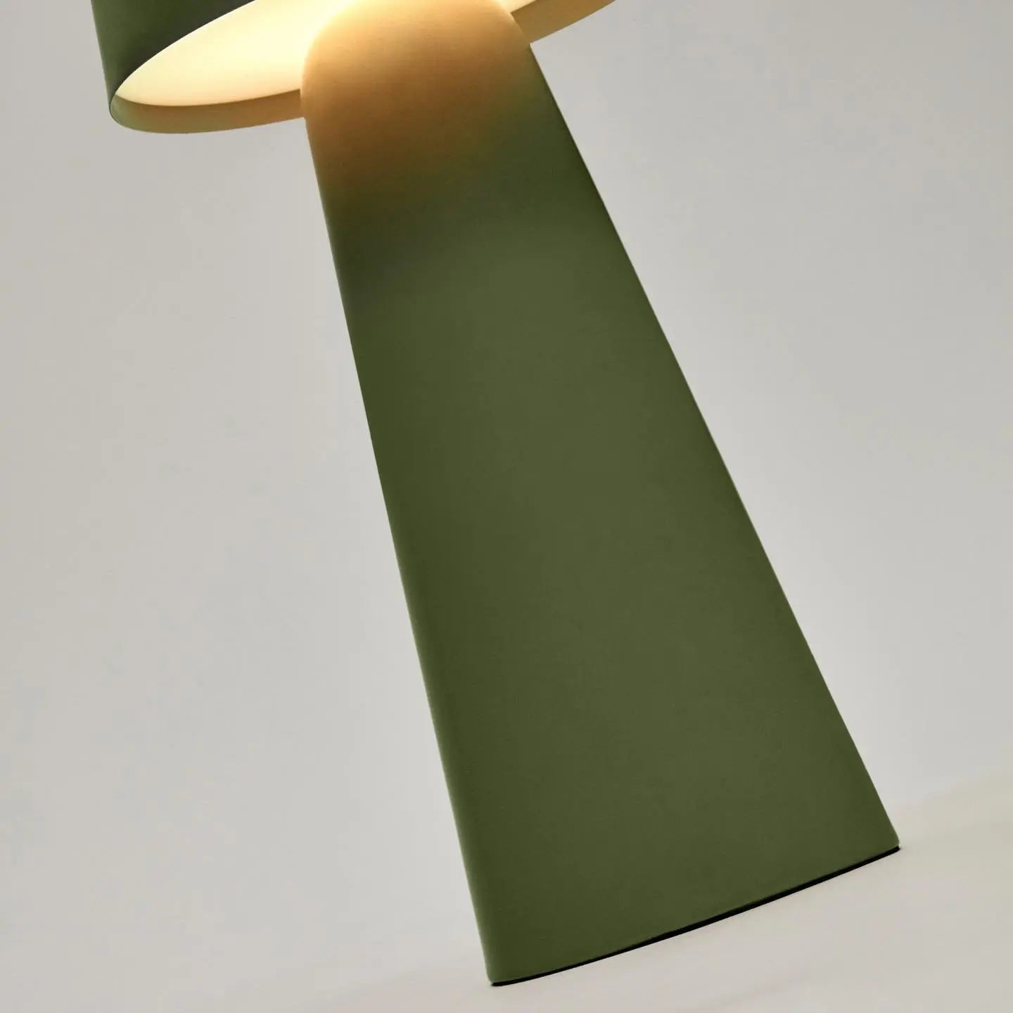 Lampa akumulatorowa zewnętrzna ARENYS zielony na taras i do ogrodu – Kave Home