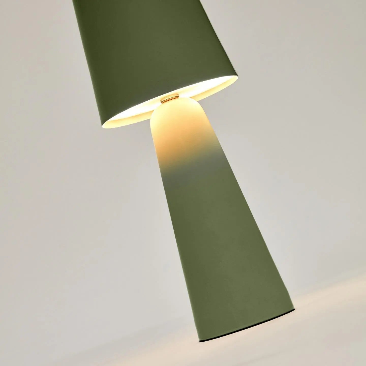 Lampa akumulatorowa zewnętrzna ARENYS zielony, marka Kave Home