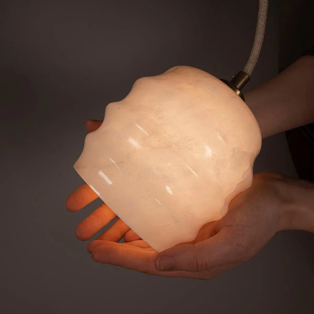 Lampa alabastrowa wisząca KALLIOPE mosiężny – marmur i mosiądz