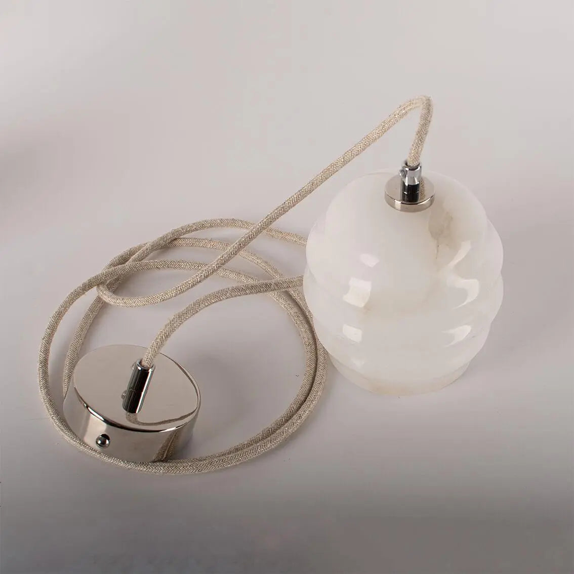 Lampa alabastrowa wisząca KALLIOPE mosiężny – styl nowoczesny