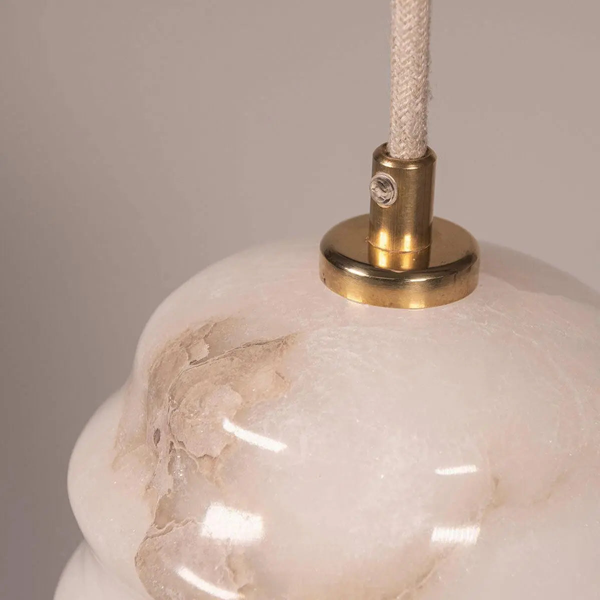 Lampa alabastrowa wisząca KALLIOPE mosiężny – styl nowoczesny