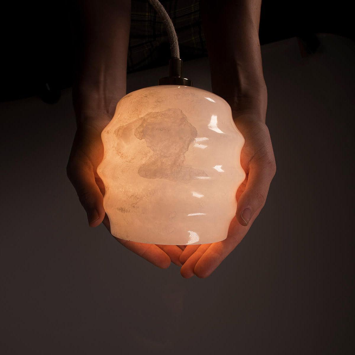 Lampa alabastrowa wisząca KALLIOPE nikiel Embassy Interiors Eye on Design