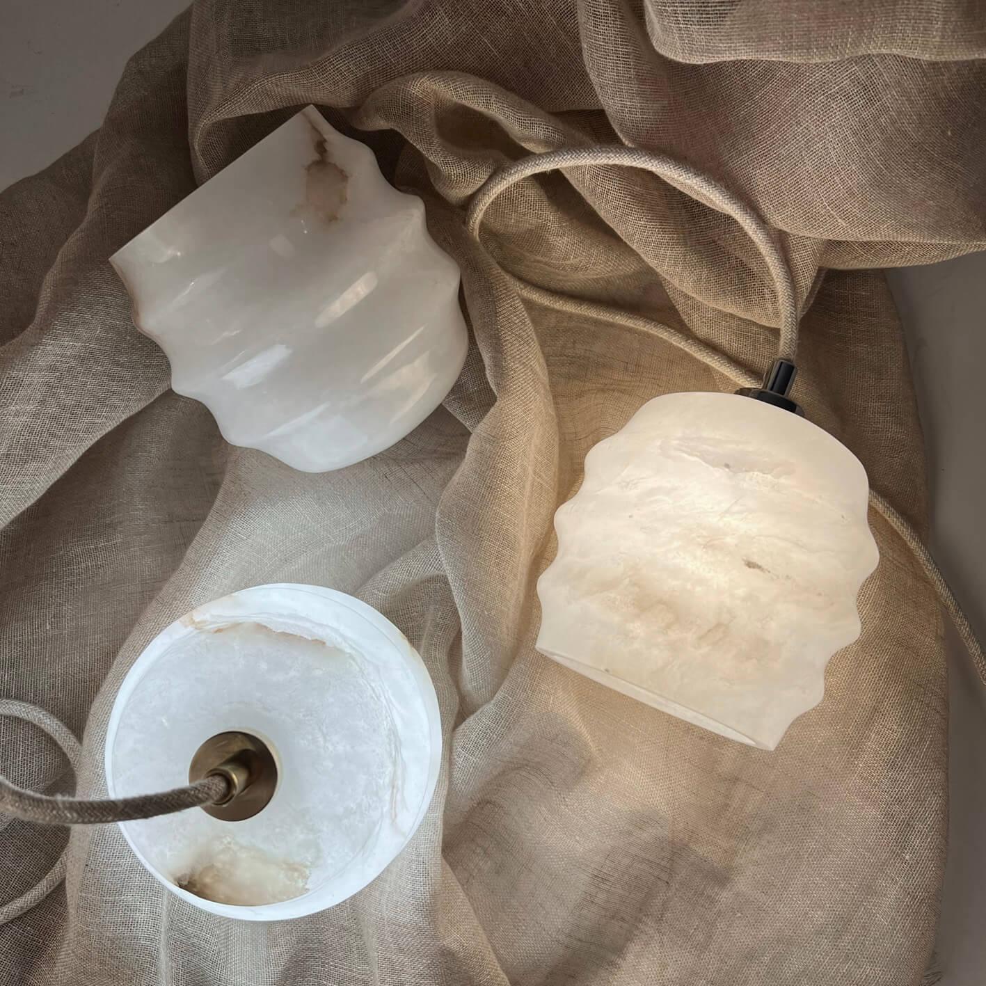 Lampa alabastrowa wisząca KALLIOPE nikiel Embassy Interiors Eye on Design