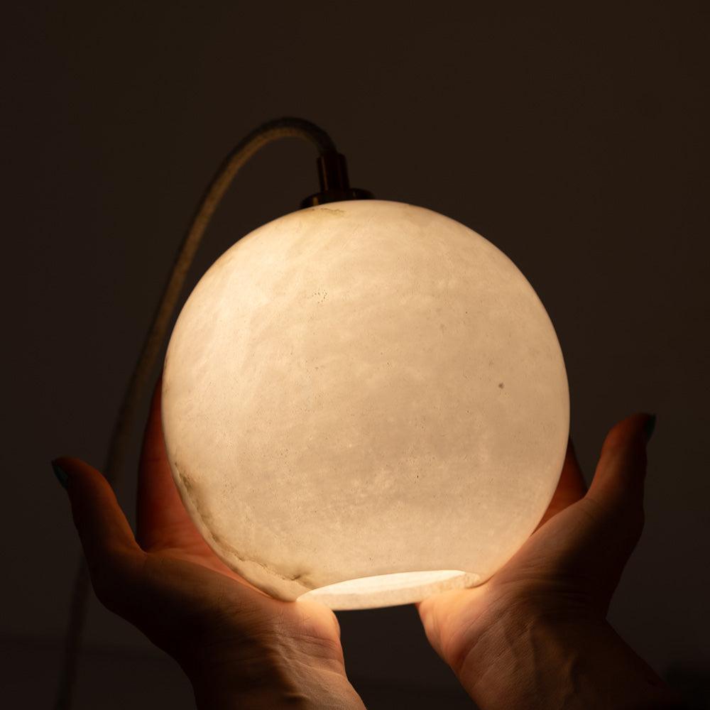 Lampa alabastrowa wisząca SELENE mosiężny Embassy Interiors Eye on Design