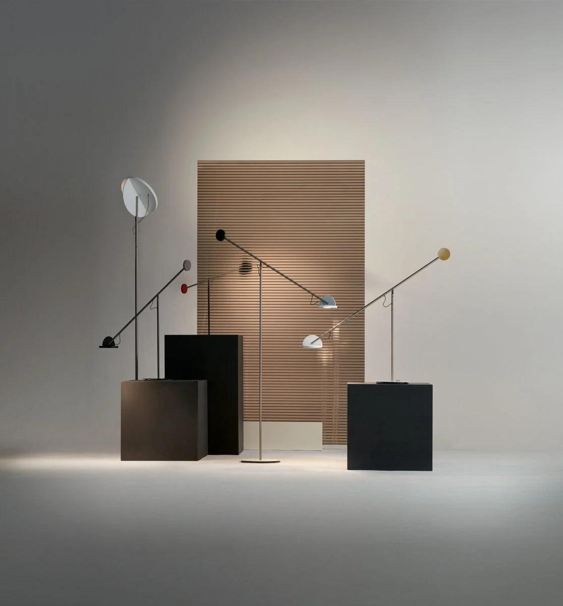 Lampa podłogowa COPERNICA grafitowy ze srebrnym wykończeniem Marset Eye on Design