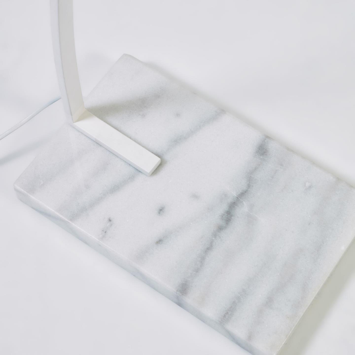 Lampa podłogowa JUHE biały z drewnianym kloszem La Forma Eye on Design