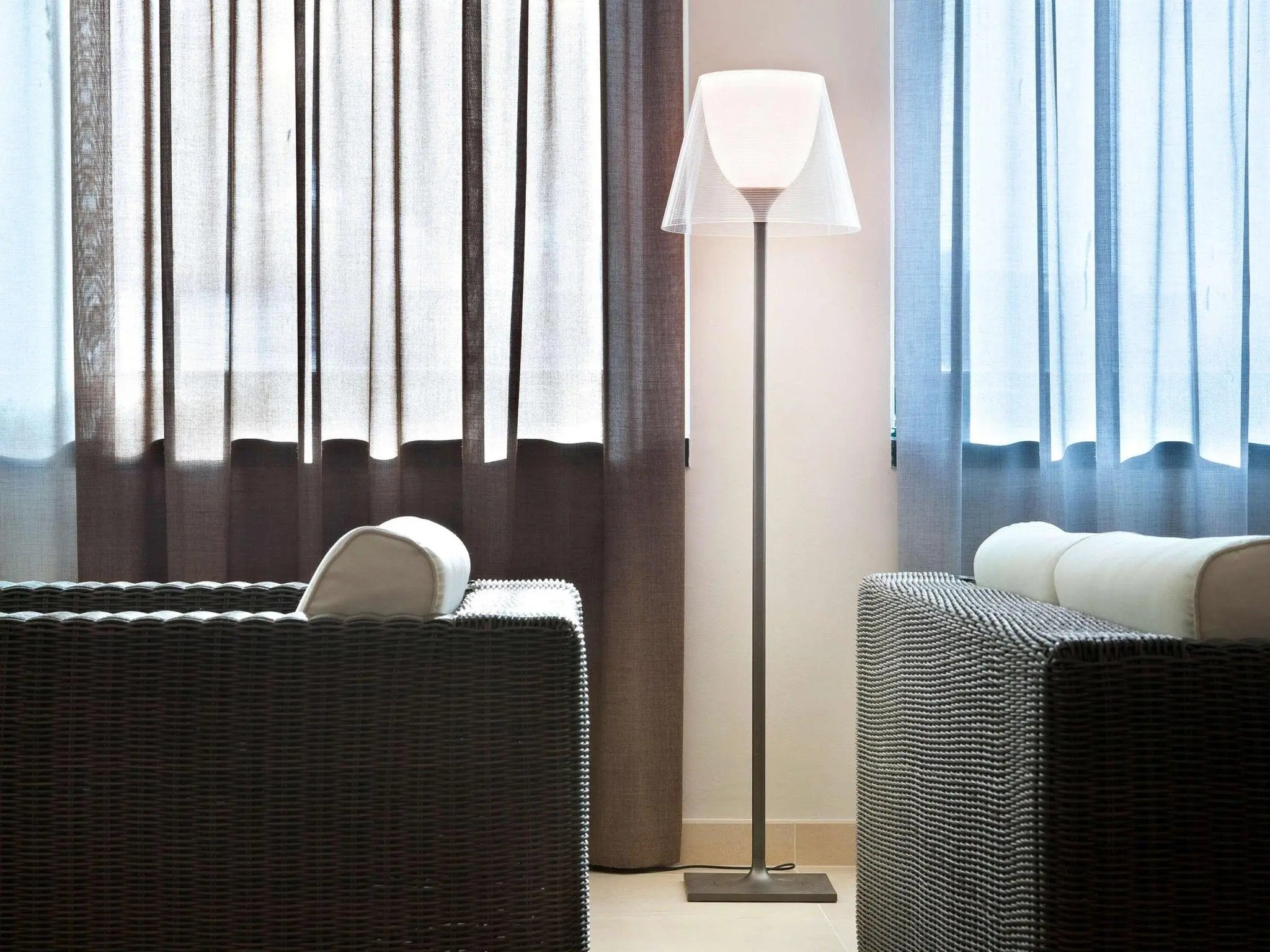 Lampa podłogowa KTRIBE transparentny – styl nowoczesny