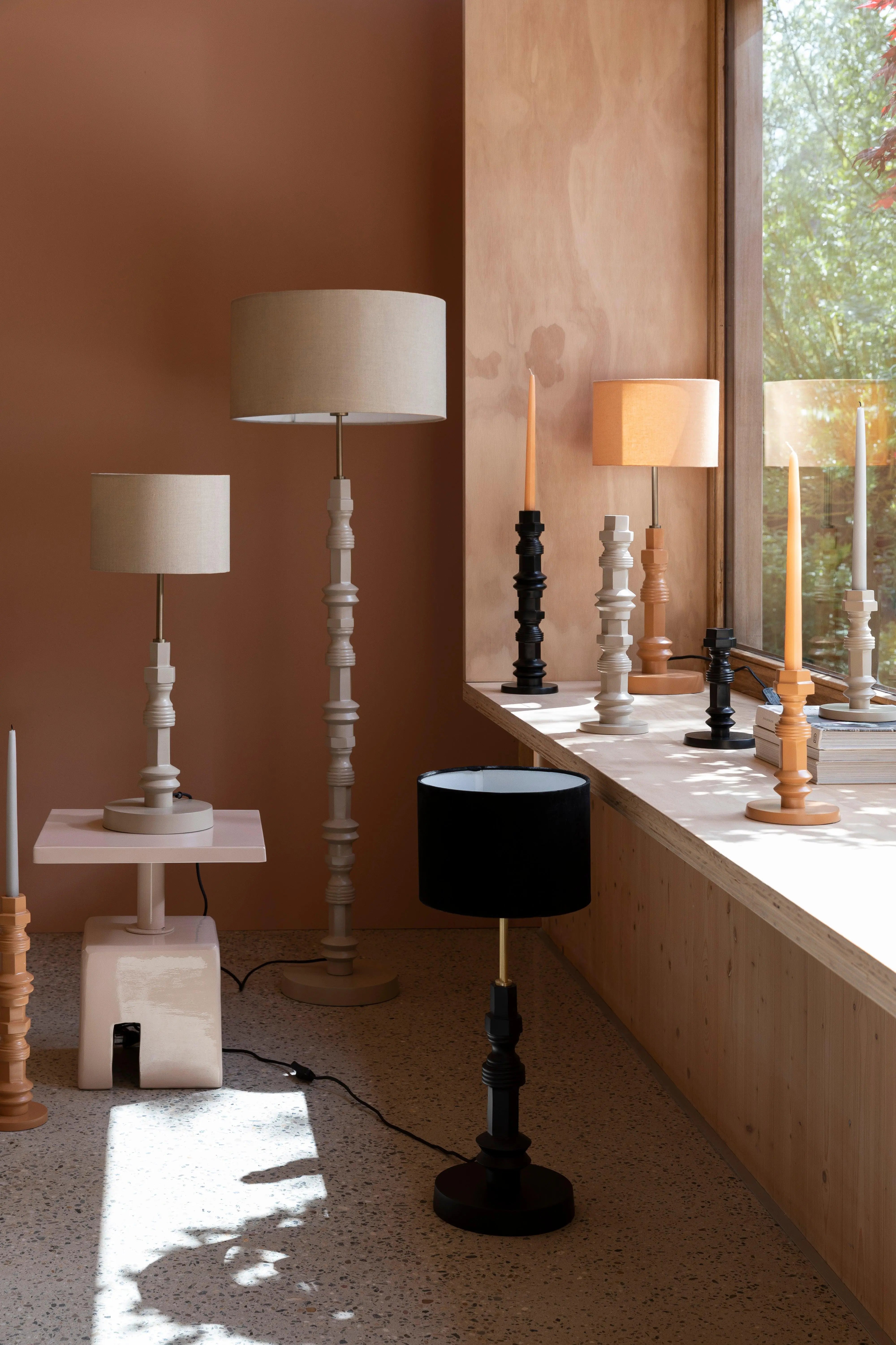 Lampa stojąca TOTEM beżowy – Zuiver