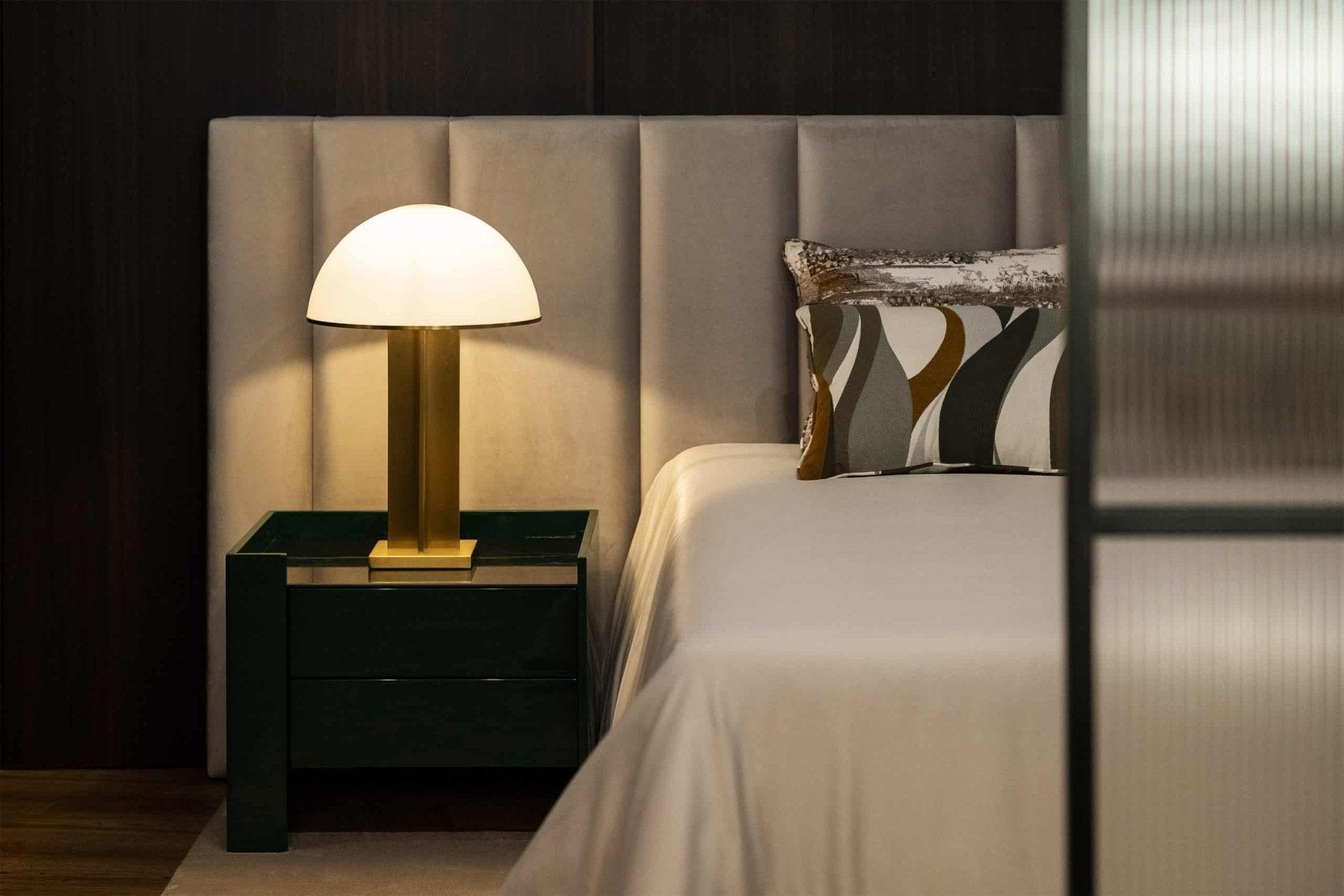 Lampa stołowa BERKLEY mosiężny z białym kloszem Eichholtz Eye on Design